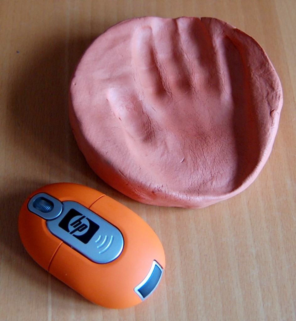 19-marzo-porta-mouse-con-mano