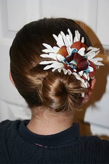 acconciature-prima-comunione-chignon-semplice-fiore - Blogmamma.it