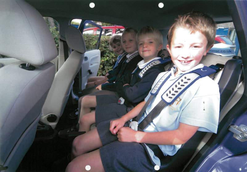 bambini seduti in auto