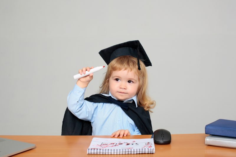 bambina con cappello da diplomato