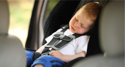 bambino dorme in macchina