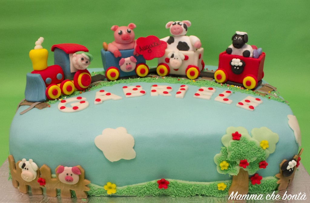 torta trenino in pasta di zucchero con animali della fattoria