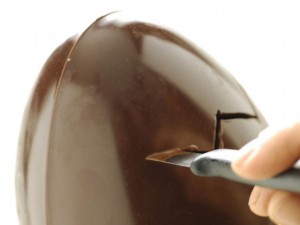 Uova di Pasqua farcite_come tagliare il cioccolato