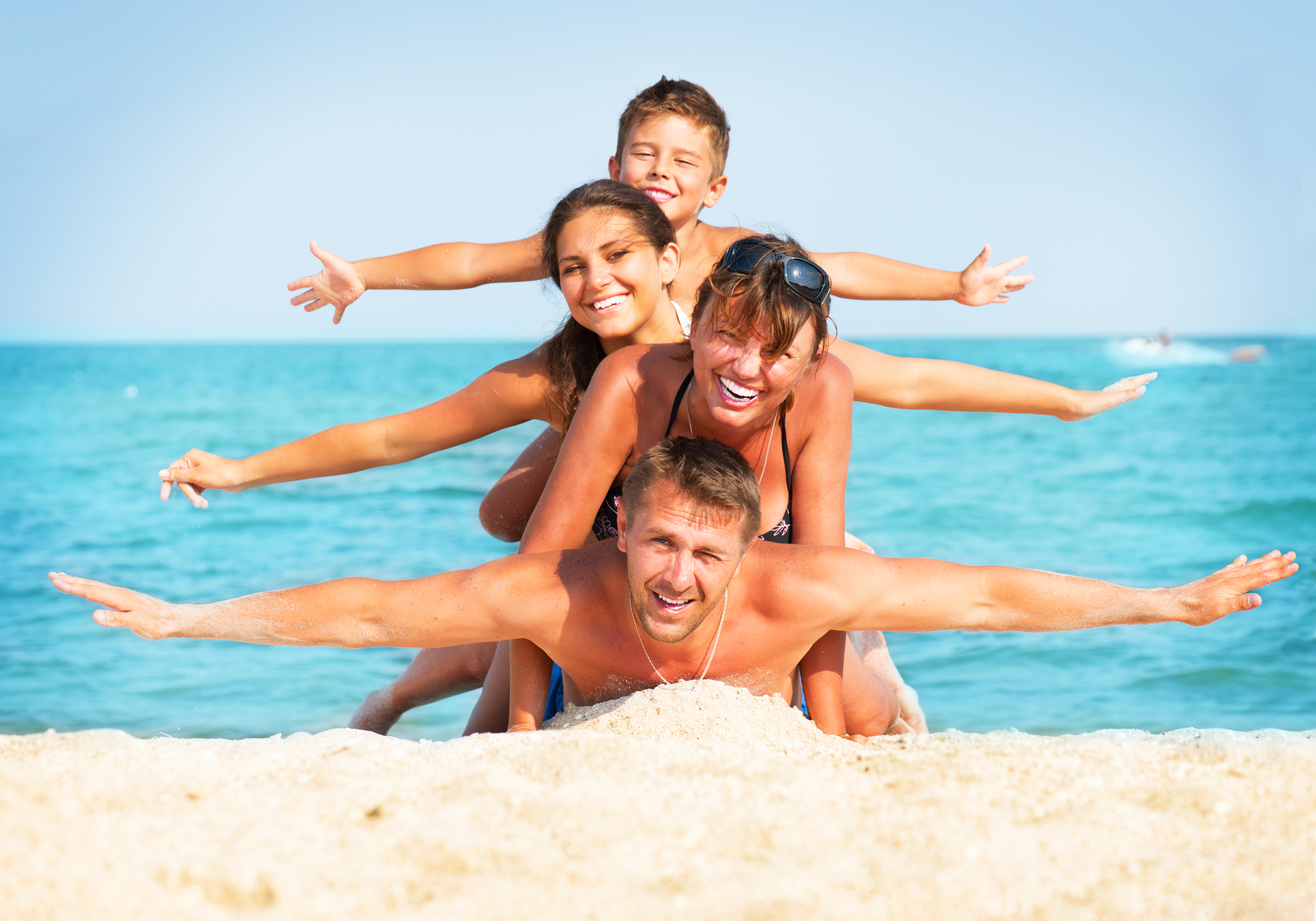 Спортивная семья на пляже