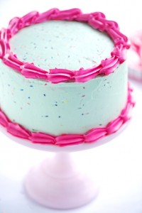decorazioni facili per torte primo compleanno_panna colorata e codette di zucchero