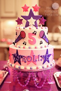 Torte di compleanno a tema Violetta_torta con le stelle