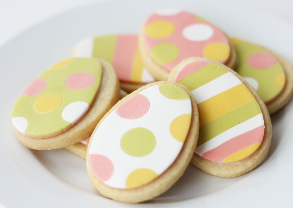 biscotti di Pasqua con pasta di zucchero_uova righe e pois