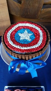 festa di compleanno degli avengers_torta al cioccolato di capitan america