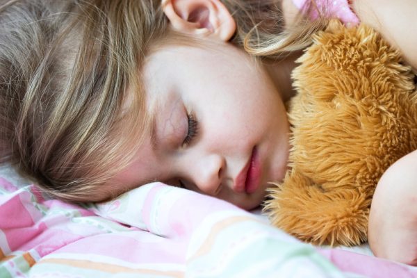 come aiutare il sonno dei bambini con il cibo