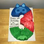 Torte di compleanno dei PJ Masks con panna e decorazioni in pdz