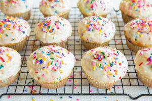 Muffin con zuccherini colorati e glassa_Dolcetti facili per bambini per la merenda fuori casa