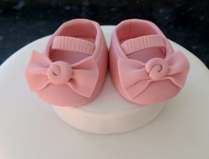 Come fare le scarpine neonato in pasta di zucchero per torte battesimo