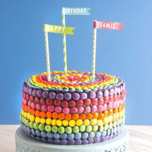 Torte di compleanno al cioccolato con smarties