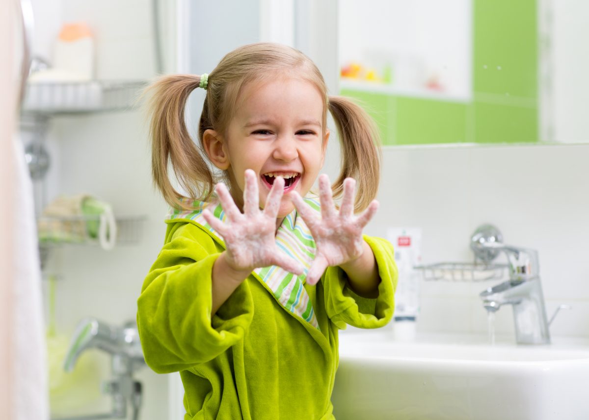 Lavare le mani ai bambini