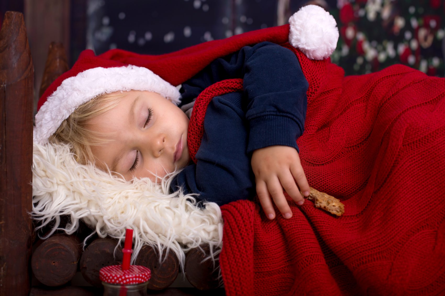 bambino che dorme alla vigilia di Natale