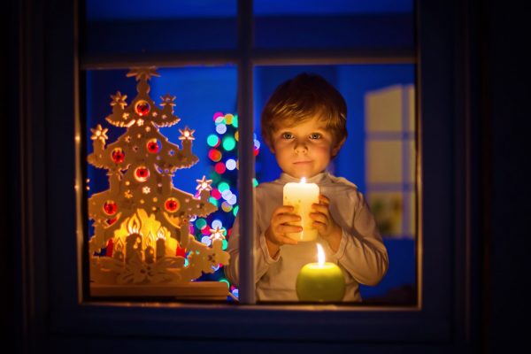accendere le candele alla vigilia di Natale con i bambini
