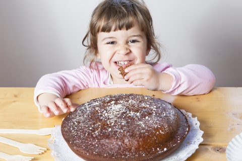 Torta facile da fare con i bambini _bambina con torta Torta allo yogurt al cacao e gocce di cioccolato