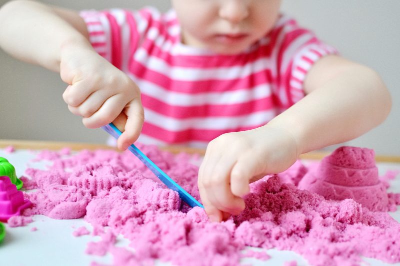 Come fare la sabbia magica in casa _bambina che gioca con la sabbia cinetica