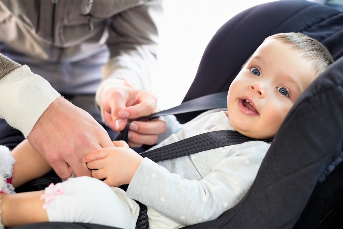mettere il seggiolino in auto con il bambino